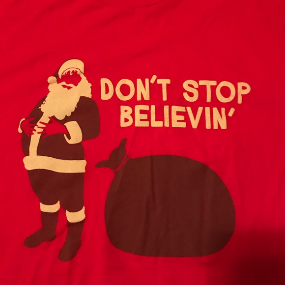 Men’s Don’t Stop Believin’ Santa Christmas Tee L - Picture 2 of 3